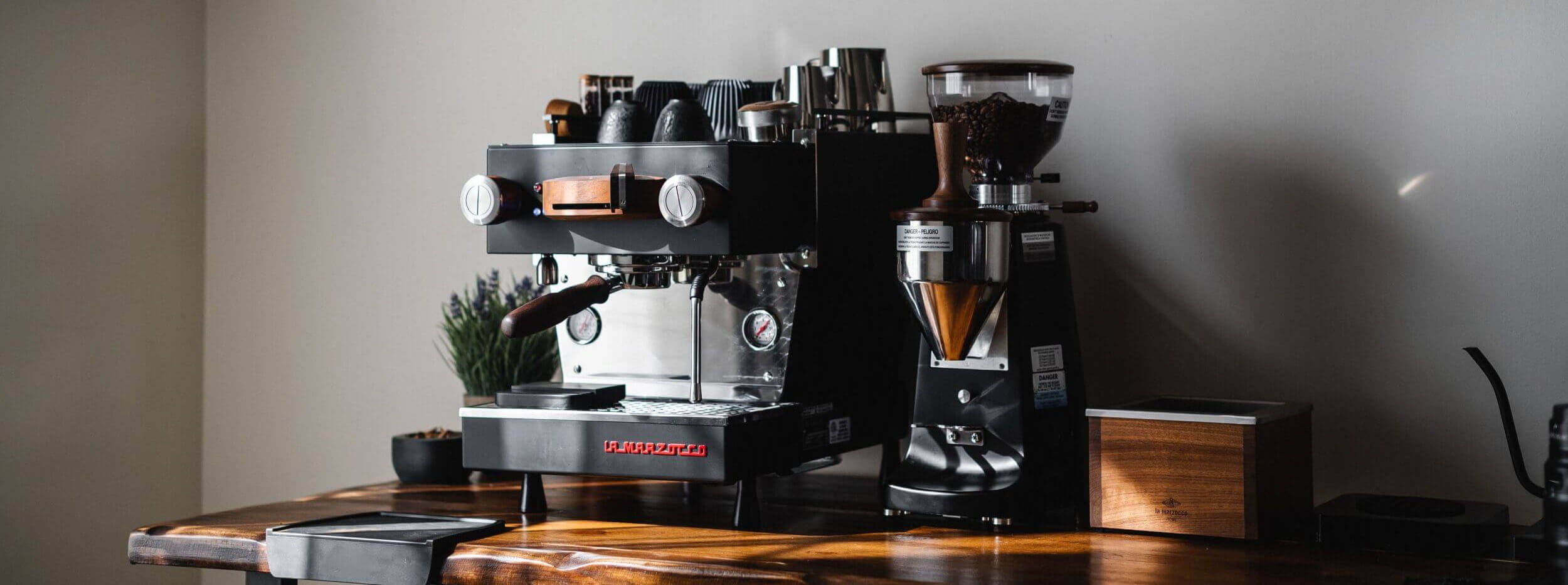 1_bvb_exclusieve_keukens_La_Marzocco_exclusieve_apparatuur_zwart_black_customized_1 Partners - Bjorn van Baal - Exclusieve Keukens